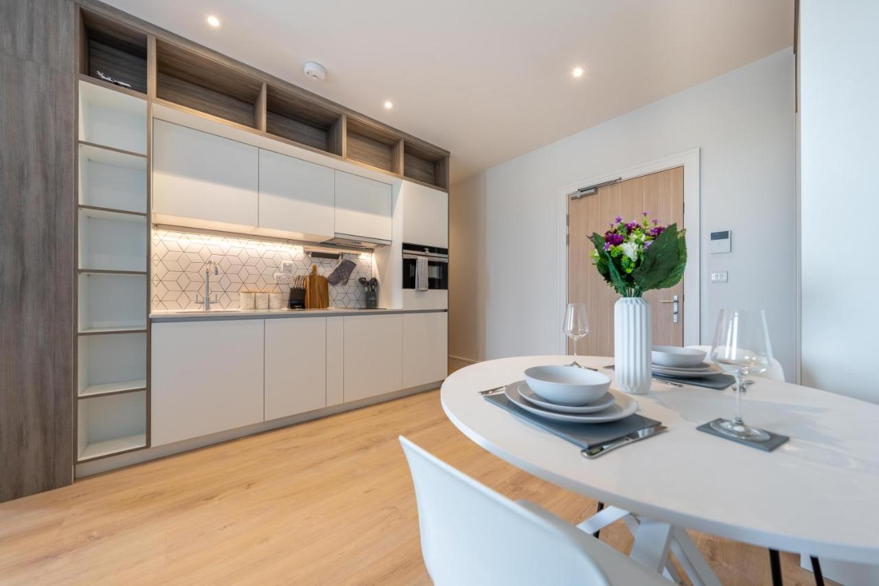 Cozy Apartments - Free Wifi And Parking Onsite Feltham Bagian luar foto