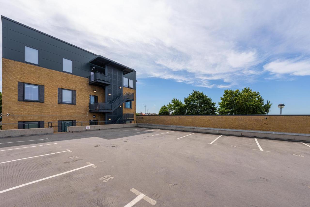 Cozy Apartments - Free Wifi And Parking Onsite Feltham Bagian luar foto